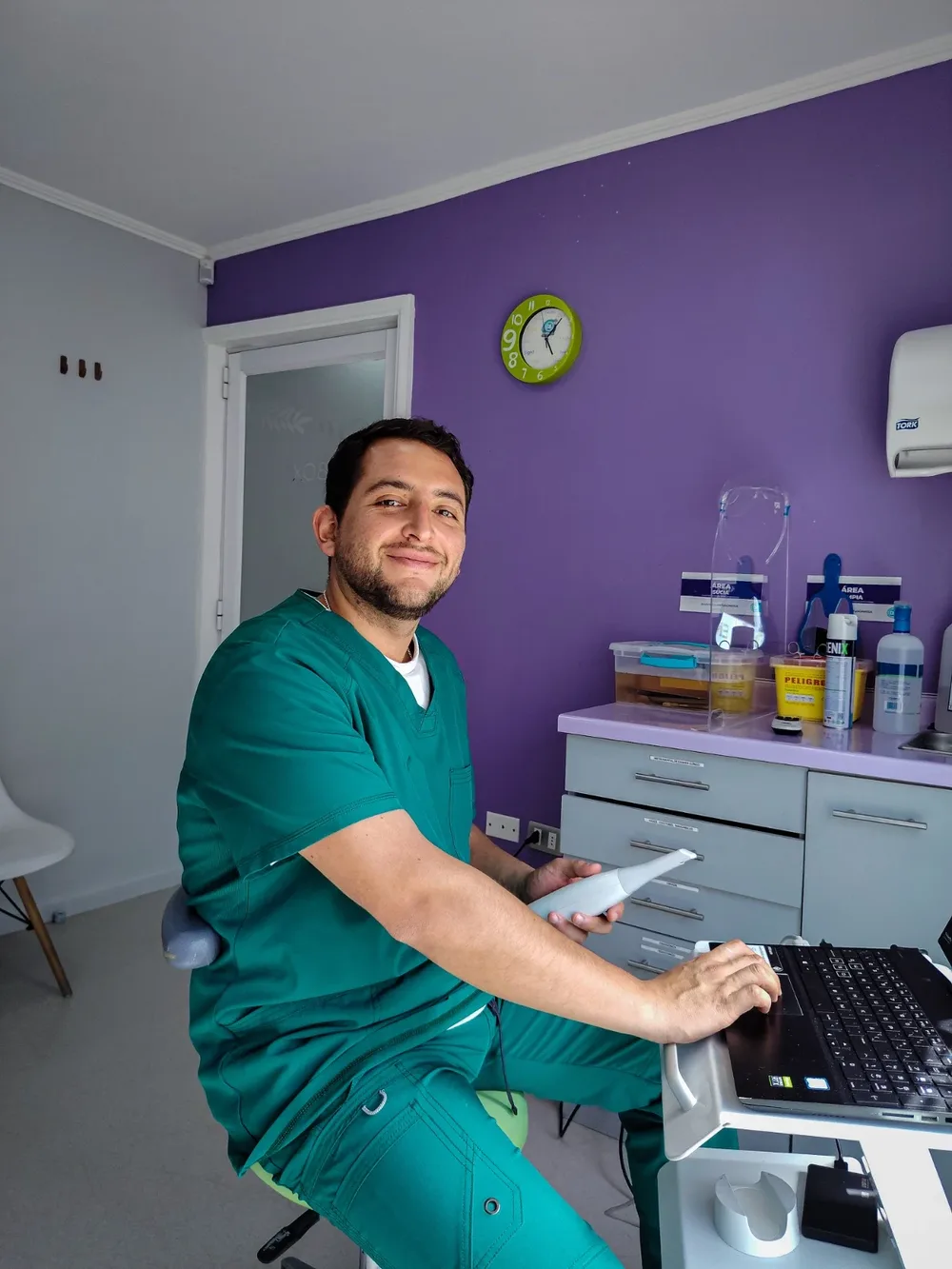 CLINICA DENTAL VALDENT · Implantología Avanzada · Rehabilitación Oral· Carga Inmediata en 24 hrs·
