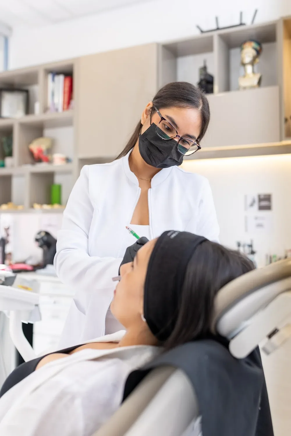 Dra. Fabiola Martínez Pastén / Dentista Iquique / Botox / Ácido hialurónico / Pink Glow / Exodoncias / Tapaduras